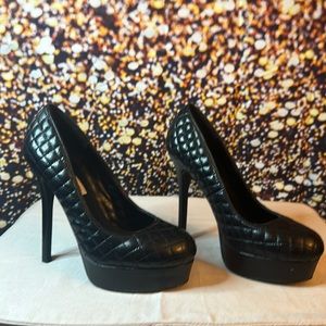 ✨🖤Steve Madden black platform pumps in quilted leather pattern🖤 Sexy size 7
